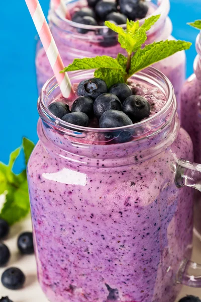 Färska ekologiska blueberry smoothie — Stockfoto