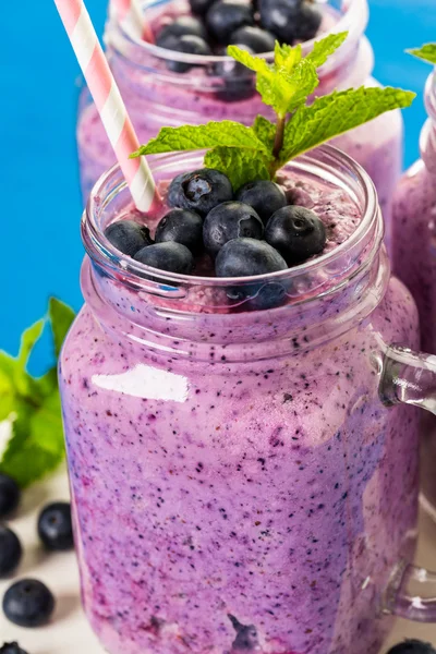 Taze organik blueberry smoothie — Stok fotoğraf