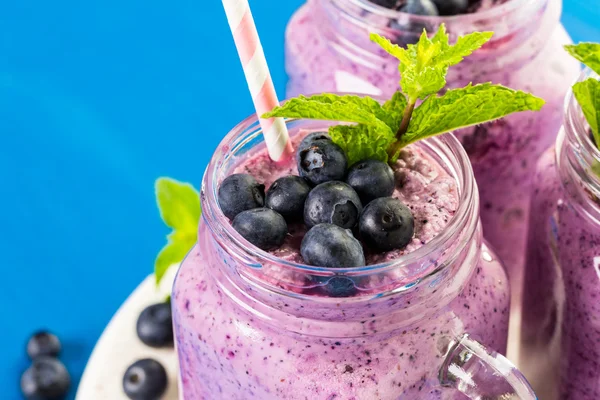 Taze organik blueberry smoothie — Stok fotoğraf