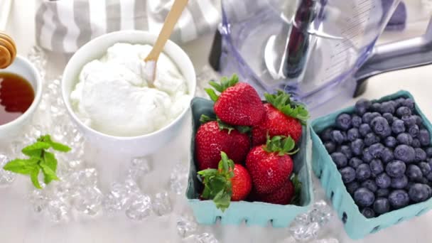 Ингредиенты для смузи с обычным йогуртом и ягодами — стоковое видео