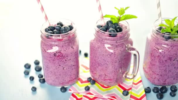 Taze organik blueberry smoothie — Stok video