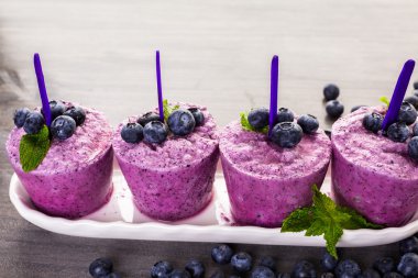 Ev yapımı yaban mersini popsicles