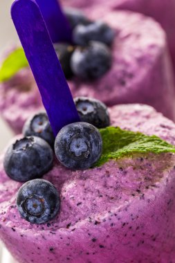 Ev yapımı yaban mersini popsicles