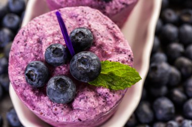 Ev yapımı yaban mersini popsicles