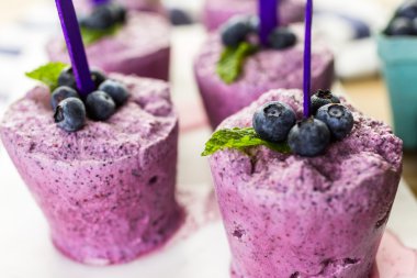 Ev yapımı yaban mersini popsicles