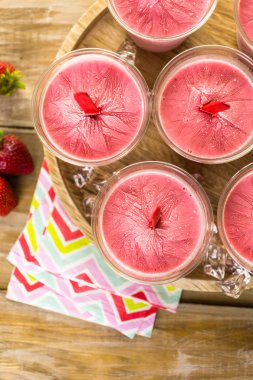 ev yapımı çilekli dondurmayı