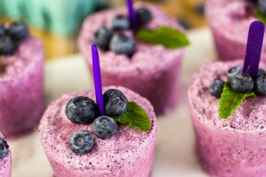 Ev yapımı yaban mersini popsicles