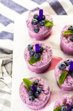 Ev yapımı yaban mersini popsicles