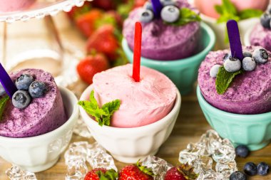 Ev yapımı yaban mersini ve çilek popsicles