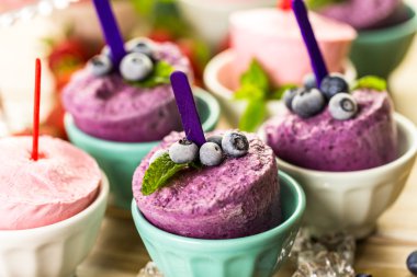 Ev yapımı yaban mersini ve çilek popsicles