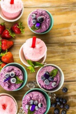 Ev yapımı yaban mersini ve çilek popsicles