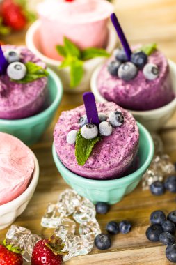 Ev yapımı yaban mersini ve çilek popsicles