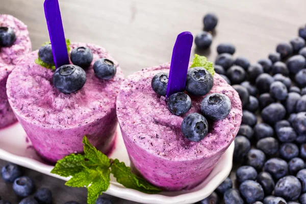 Hausgemachte Blaubeer-Eis am Stiel — Stockfoto