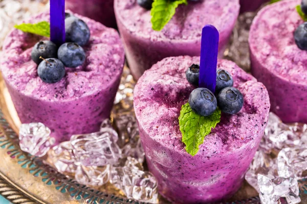 Hausgemachte Blaubeer-Eis am Stiel — Stockfoto