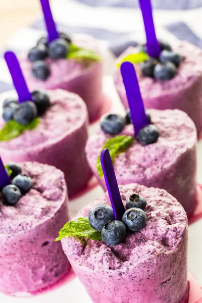 Hausgemachte Blaubeer-Eis am Stiel — Stockfoto