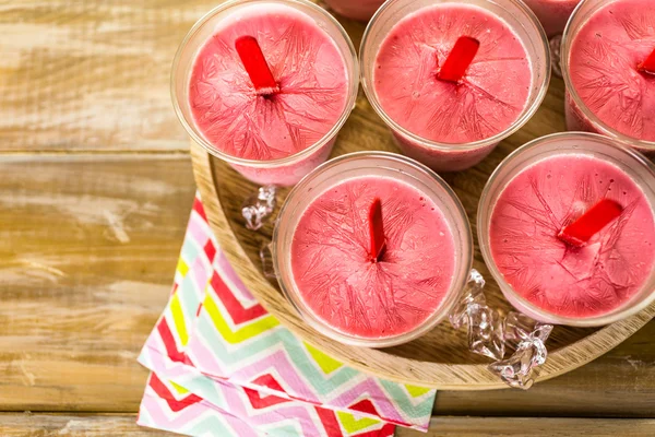 Homemade strawberry popsicles — Stock Photo, Image