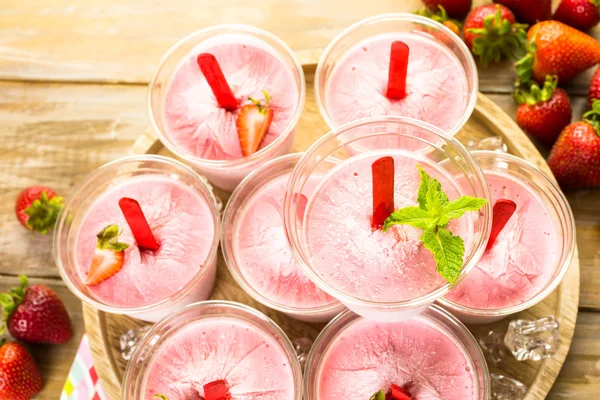 Homemade strawberry popsicles — Stock Photo, Image