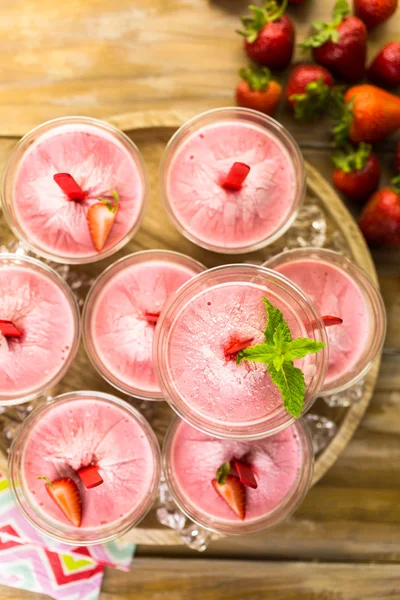 Homemade strawberry popsicles — Stock Photo, Image