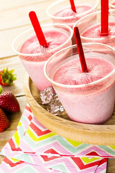 Homemade strawberry popsicles — Stock Photo, Image