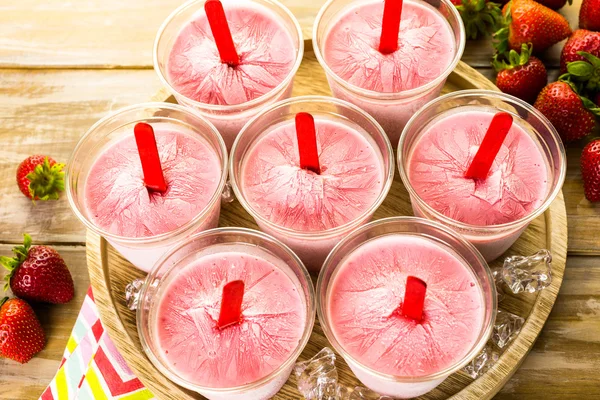 Homemade strawberry popsicles — Stock Photo, Image