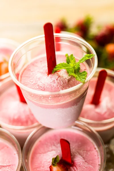 Homemade strawberry popsicles — Stock Photo, Image