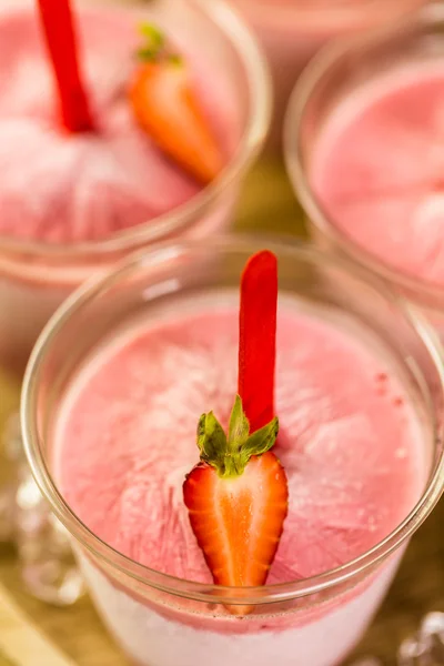 Homemade strawberry popsicles — Stock Photo, Image