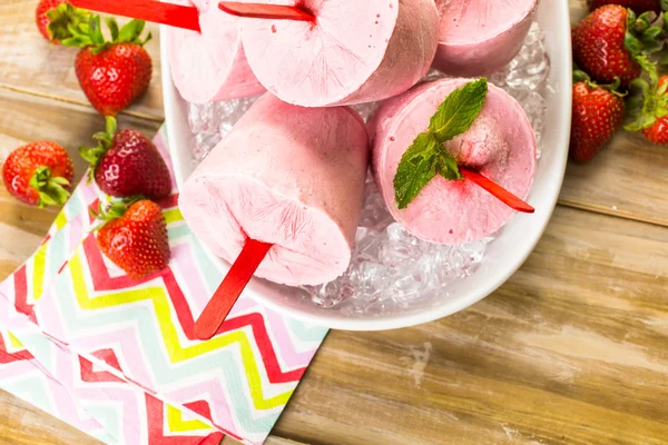 Ghiaccioli di fragole fatti in casa — Foto Stock