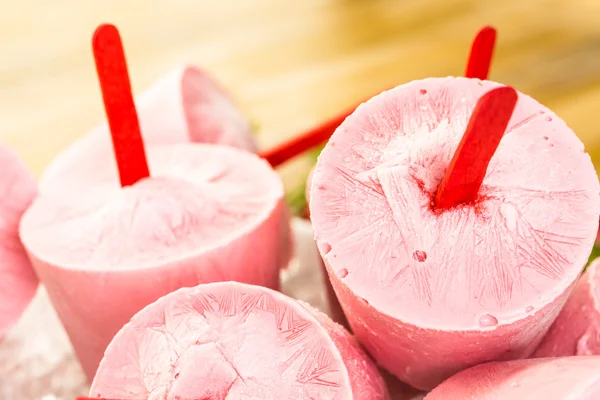 Domowe popsicles truskawka — Zdjęcie stockowe