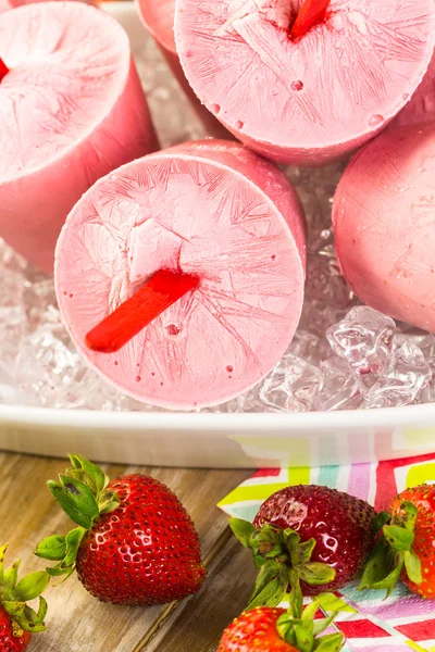 Homemade strawberry popsicles — Stock Photo, Image