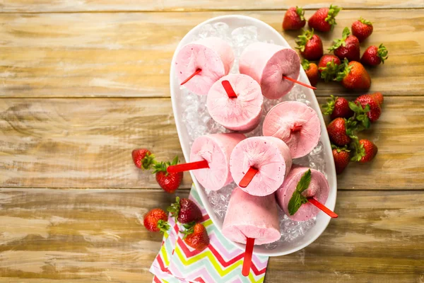 Hemmagjord jordgubb popsicles — Stockfoto