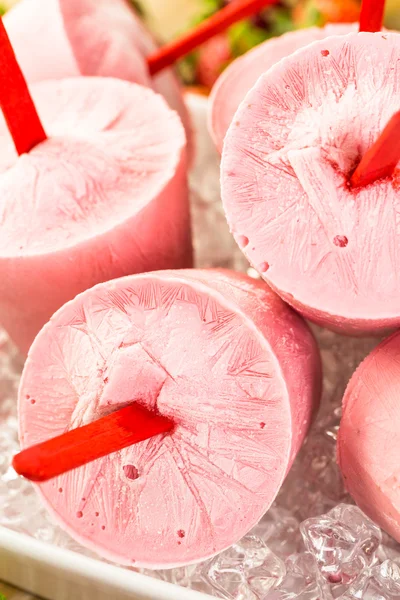 Hemmagjord jordgubb popsicles — Stockfoto