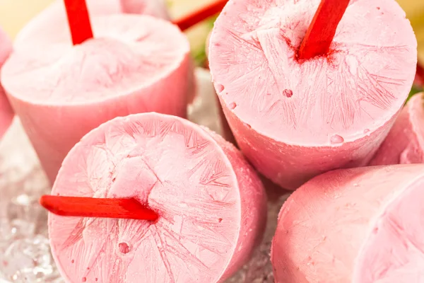 Homemade strawberry popsicles — Stock Photo, Image