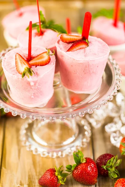 Popsicles à la fraise maison — Photo