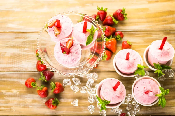 Homemade strawberry popsicles — Stock Photo, Image