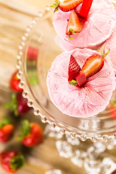 Homemade strawberry popsicles — Stock Photo, Image