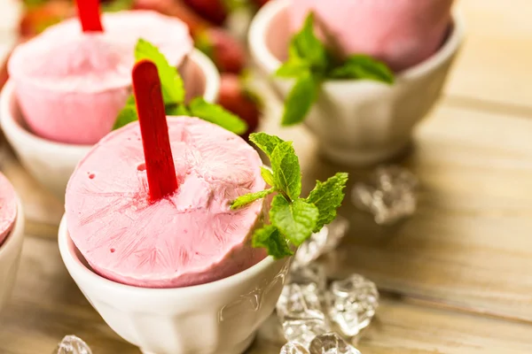 Домашнее клубничное фруктовое мороженое — стоковое фото