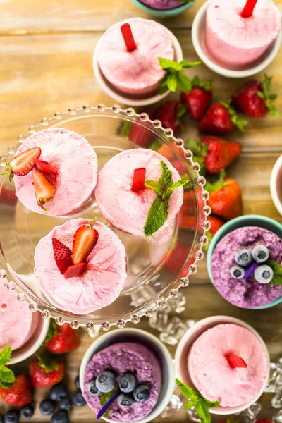 Hemgjord blåbär och jordgubb popsicles — Stockfoto