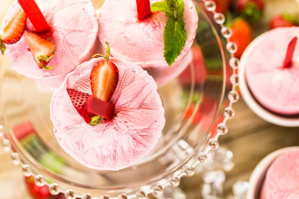 Homemade strawberry popsicles — Stock Photo, Image