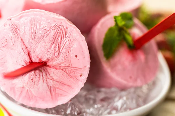 Домашні полуничним фруктове морозиво — стокове фото