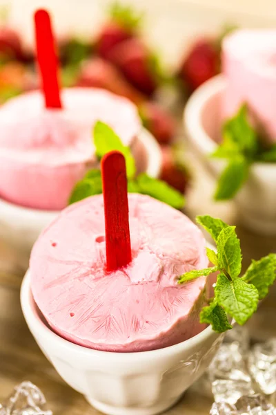 Ghiaccioli di fragole fatti in casa — Foto Stock