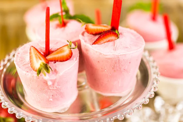 Homemade strawberry popsicles — Stock Photo, Image