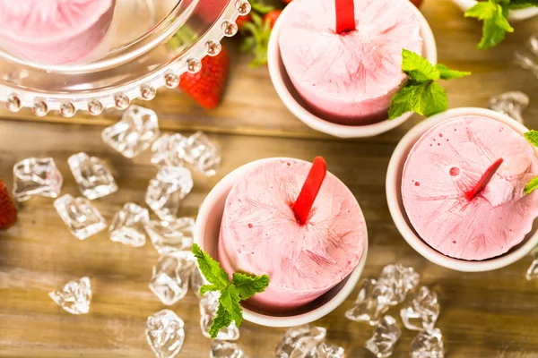 Homemade strawberry popsicles — Stock Photo, Image