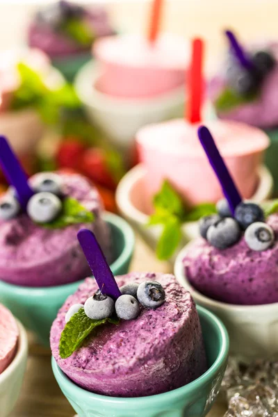 Hausgemachte Eis am Stiel aus Blaubeeren und Erdbeeren — Stockfoto