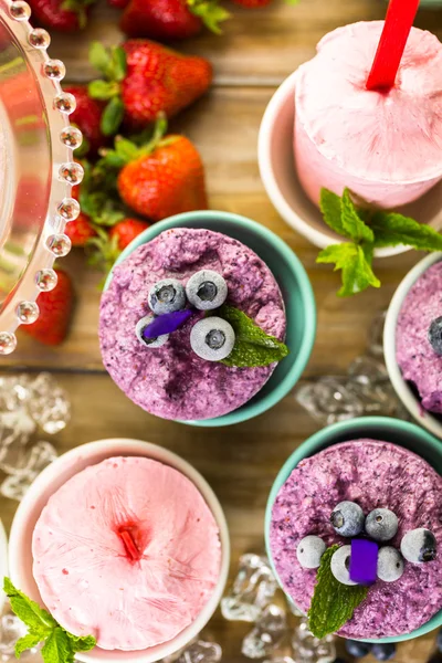 Hausgemachte Eis am Stiel aus Blaubeeren und Erdbeeren — Stockfoto