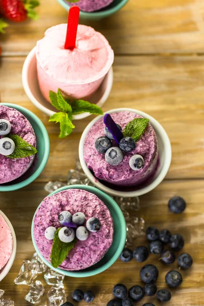 Hemgjord blåbär och jordgubb popsicles — Stockfoto