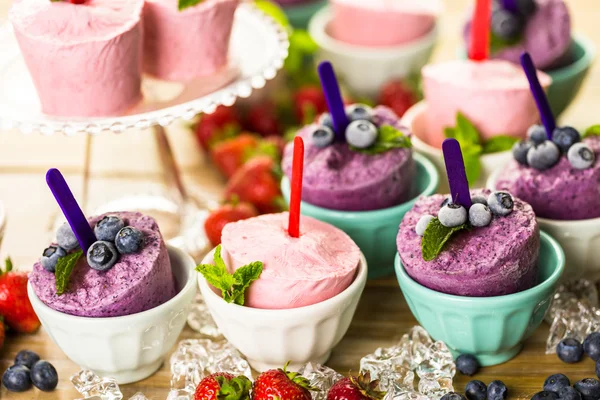 Es krim blueberry dan strawberry buatan sendiri — Stok Foto