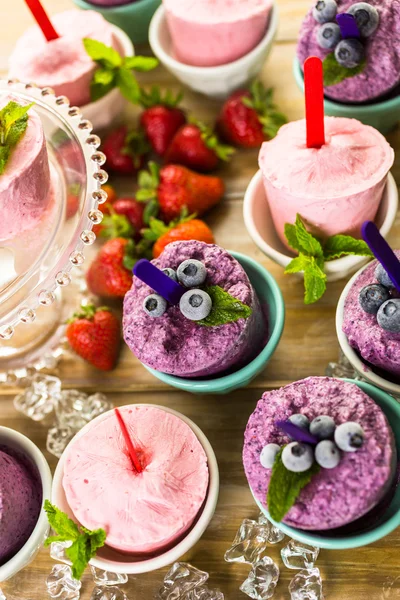 Hausgemachte Eis am Stiel aus Blaubeeren und Erdbeeren — Stockfoto