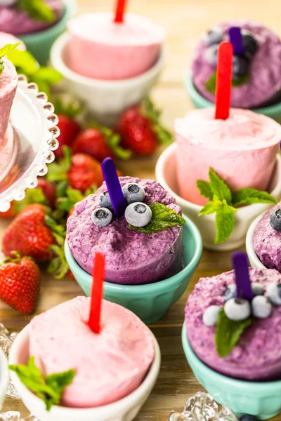 Homemade blueberry and strawberry popsicles — Stock Photo, Image