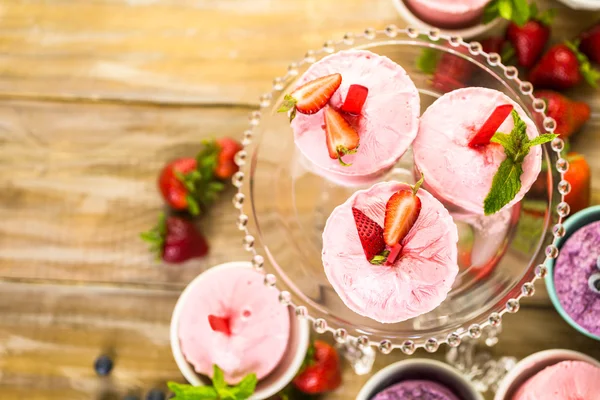 Hemgjord blåbär och jordgubb popsicles — Stockfoto