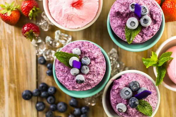 Hausgemachte Eis am Stiel aus Blaubeeren und Erdbeeren — Stockfoto